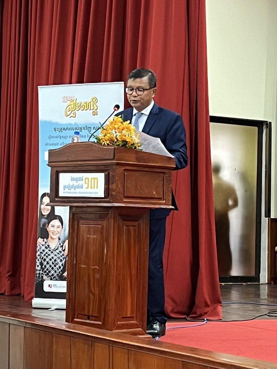 AusEmbPP's tweet photo. Celebrating volunteers today with DPM and Minister for Education Youth &amp; Sport Dr Naron.
#InternationalVolunteersDay 

🇰🇭 volunteers are working in their communities and changing lives. And 🇦🇺 is part of the movement - with more than 1000 🇦🇺 having volunteered in 🇰🇭. https://t.co/zitFserPnZ