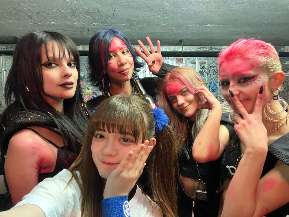 ylmlm_meari's tweet photo. ERISUのNanTuさん🤟🏻
そしてみなさん🪬❤︎
They were very kind and their performance was cool and wonderful.
Grazie mille.
どうもありがとうございました☺︎🇮🇹
#MonsterofDolls #MoD2023 https://t.co/RQu74mOxUY