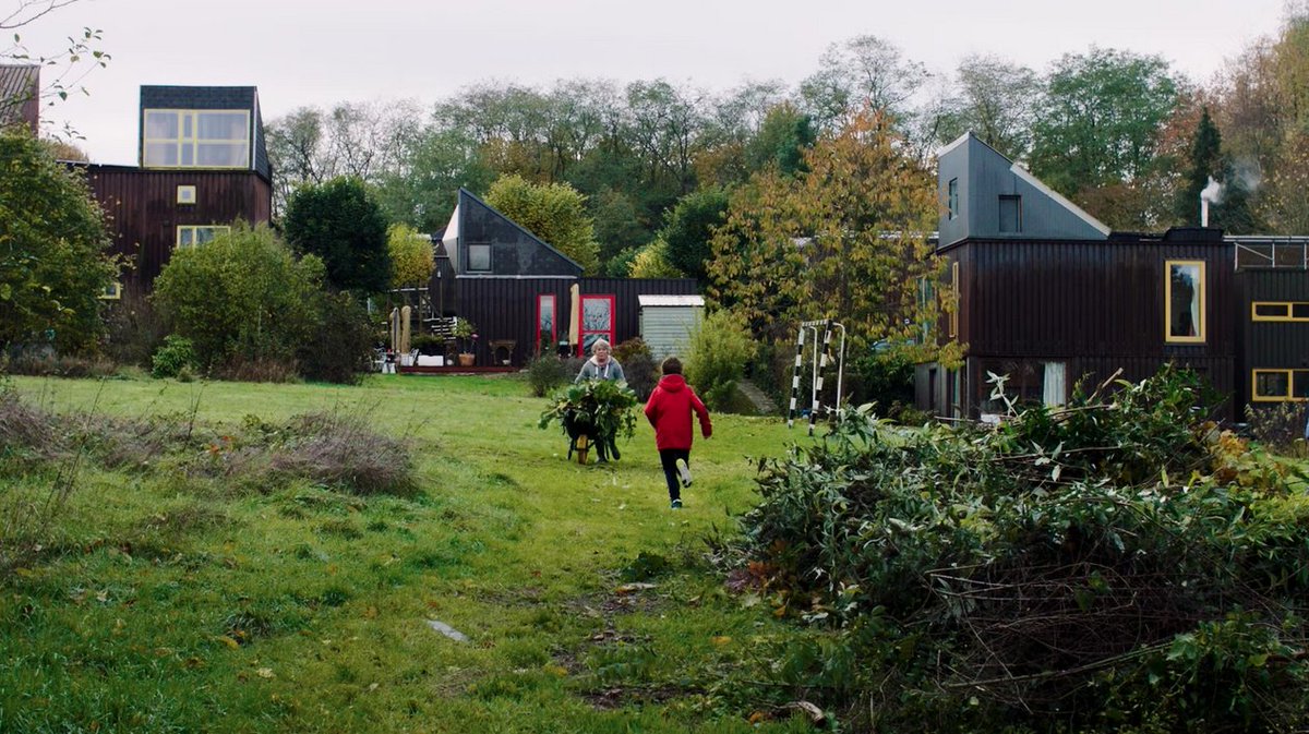 Vendredi 15/12 à 19h30, projection du documentaire « La Vie en kit »  suivie d'une rencontre avec la réalisatrice. 
· · ·  
Le film suit trois aventures d'architectes et d'habitant·es utopistes  dans les années 1970. Que reste-t-il aujourd’hui de leurs maisons de  demain ?