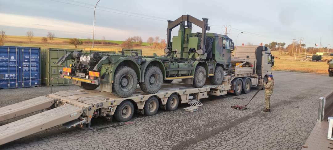 comlogterre1's tweet image. Au cœur de l’exercice #BIA23 nos soldats logisticiens œuvrent au soutien en #LogOps des forces de la @COM6BLB #Scorpion déployées sur le terrain et s’assurent ainsi de leurs capacités à conduire leurs missions dans la durée.
📸 @503eRT