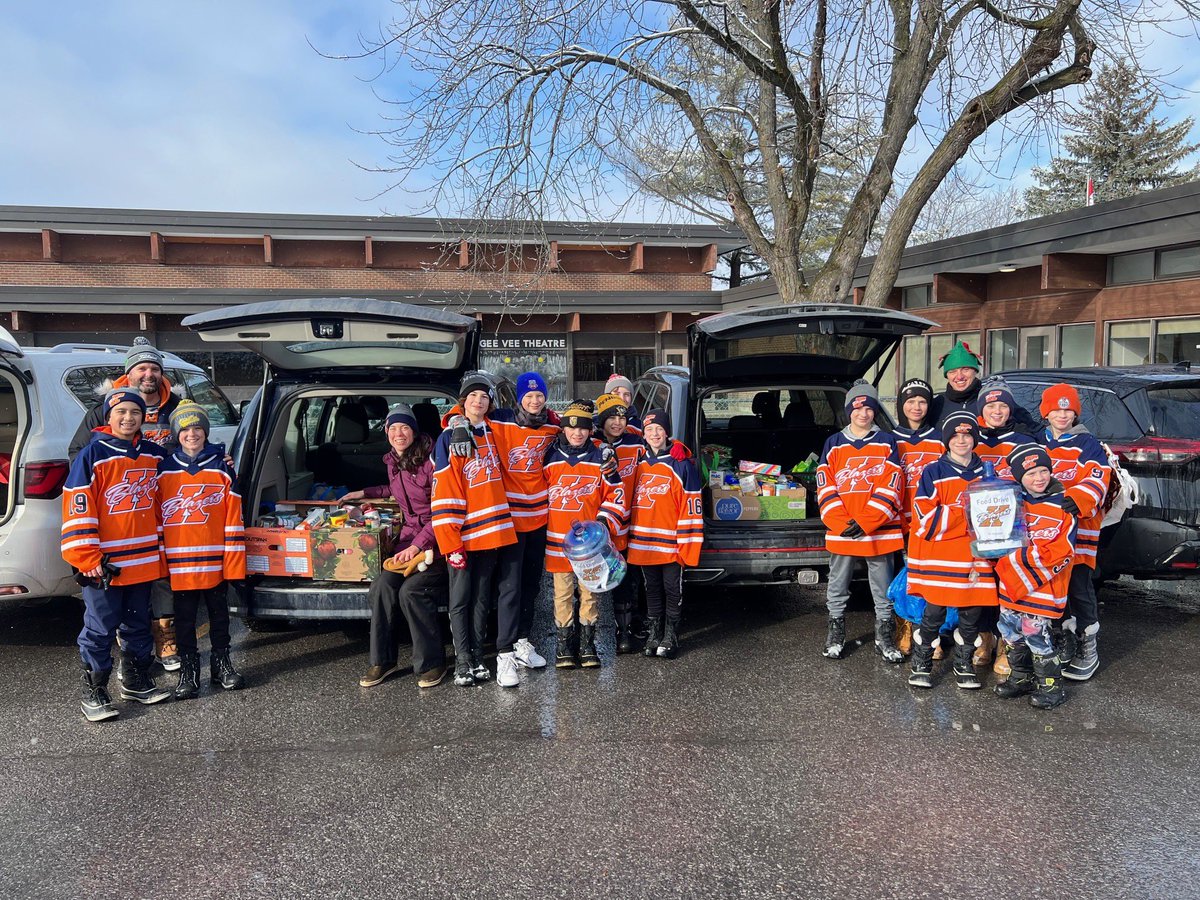 A shoutout to the U13AA Blazers who went on a fantastic Food Drive this weekend. The team collected 6 large boxes of non-perishable food, and $571.30 for the Kanata Food Cupboard

Well done Blazers! 🌟