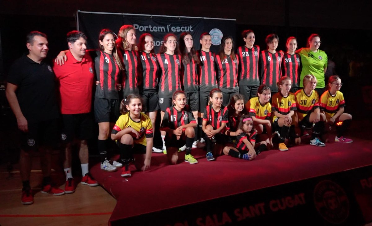FSSANTCUGAT's tweet photo. 👏 L'alcalde @josepmvalles es compromet "a construir el local social del club al pavelló de la ZEM La Guinardera" en l'acte de presentació dels nostres 18 equips.

📸 AS11.

🔗 https://t.co/v0KHVRQTaV .

#SantCugat @jordpalau @ajsantcugat @EstherMadrona @aberguav @esalanova https://t.co/V0bo0XejKV