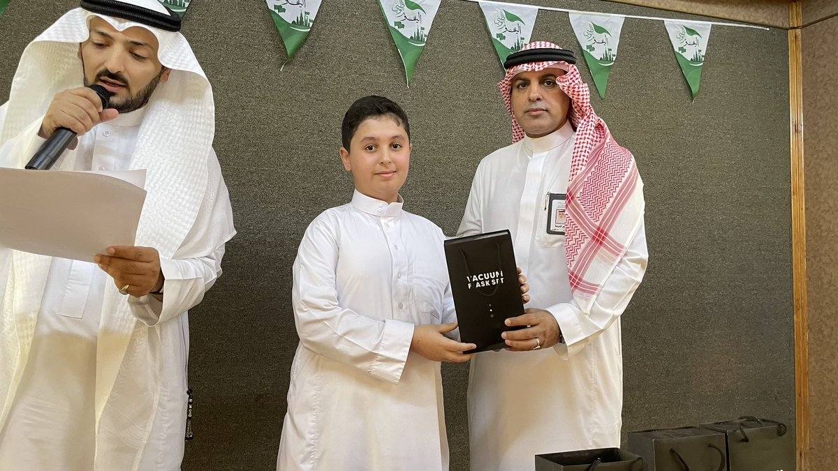 hateem60's tweet image. كرمت إدارة المدرسة الطلبة الفائزين في المسابقات والأنشطة .
#تعليم_جده