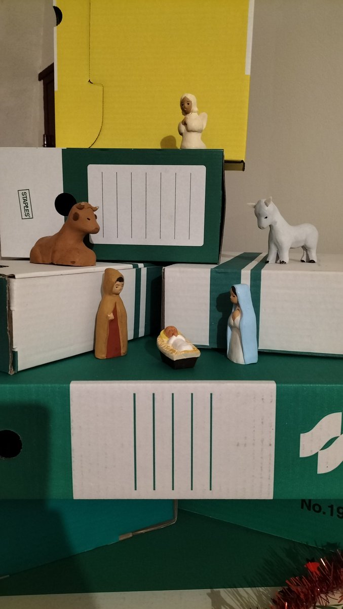 ArchUrsulines's tweet photo. Je participe au #challengesapin ! (Oui j'ai gardé toutes les boîtes vertes de l'année 😅  #recyclage) 
Mention spéciale à la petite crèche intégrée  
#archisapin #viedarchiviste https://t.co/ziYycKqJKR