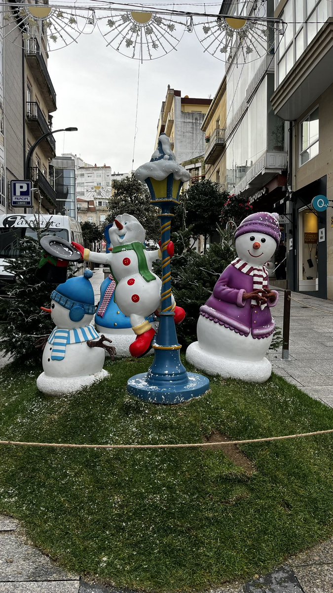 #BuenosDias y #FelizMartesATodos !!! Espero que tengáis un día genial y que no paséis mucho frío 🤣🤣 Estos muñecos de nieve ayer eran personas... #Vigo 🤣🤣🤣