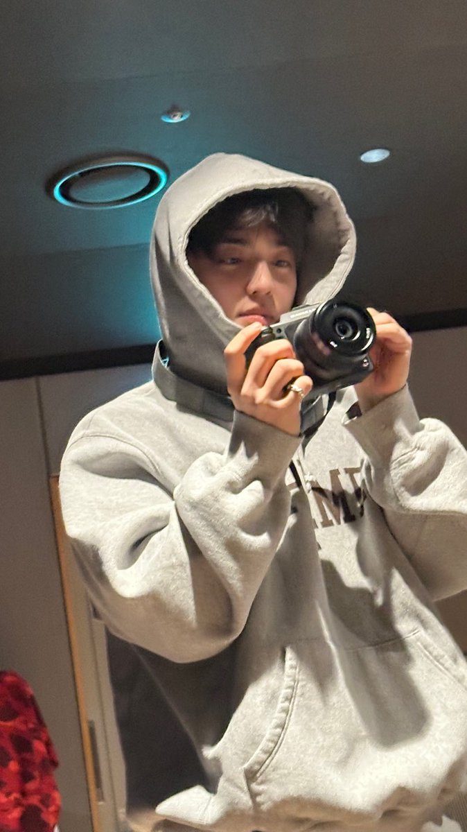 sounds_of_cheol's tweet photo. seungcheol &amp; his new camera 🥹🩶 https://t.co/pkZcTXQOyV