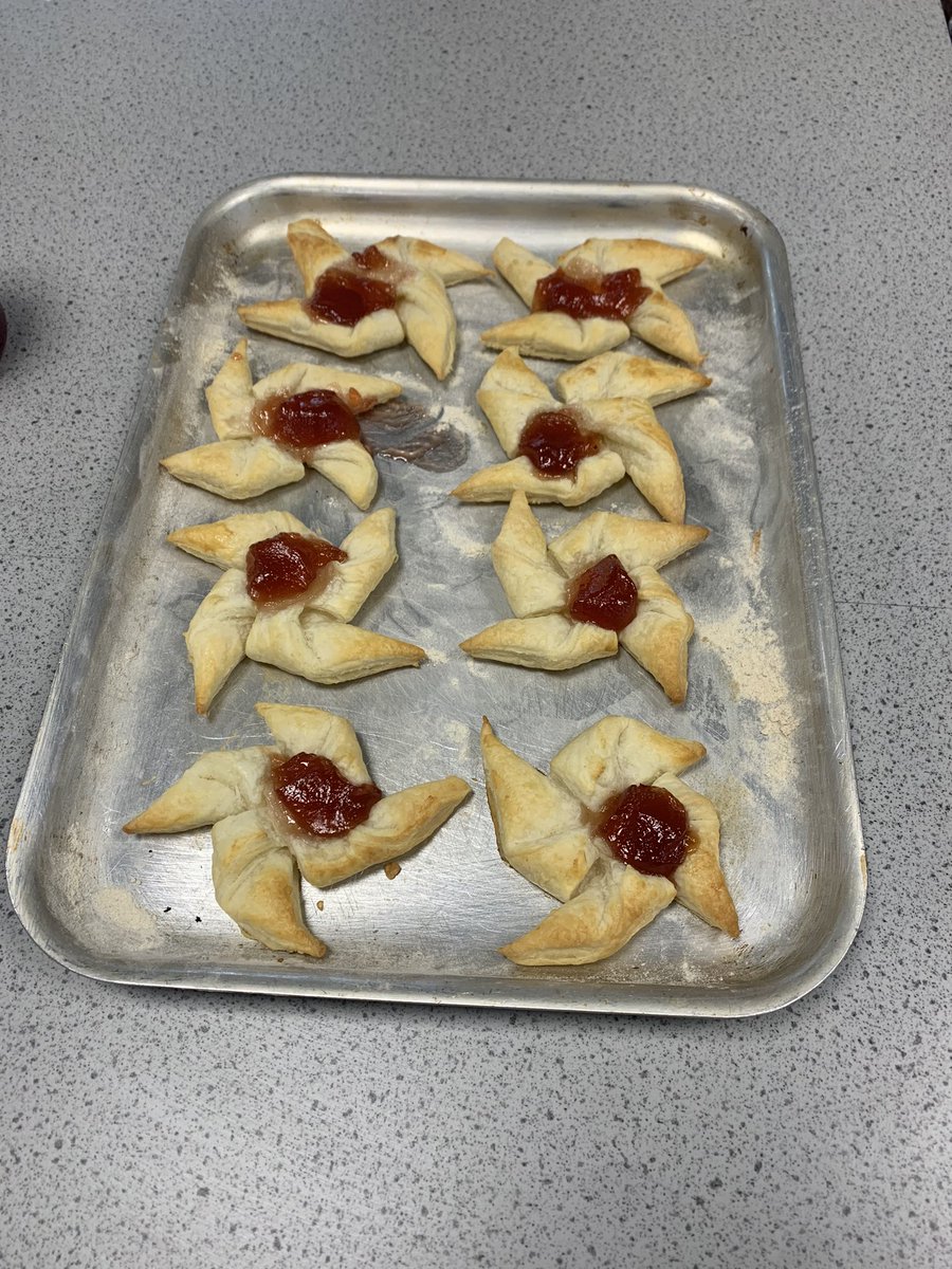 MrsLHarrop's tweet image. Joulutorttu (Finnish Christmas Tarts) with year 9 @Bedford_Academy this morning 🎄🎅🏼 it’s feeling festive up in Food 🎵 #thebaway #snowgood #starperformance #jamming
