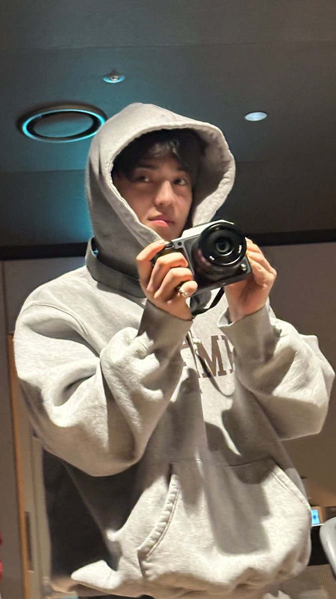 aboutscoups's tweet photo. 231205 #SCOUPS weverse post 🌟

🍒 i bought a camera again https://t.co/ARCac07jGZ