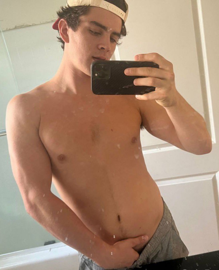 saymyname19891's tweet photo. HAYES SHOWING OFF HIS SMELLY PUBES AND FAT COCK IN A BACKWARDS CAP MAKES ME CUM SO HARD 🥵💦💦💦 https://t.co/je7eRL7mpC
