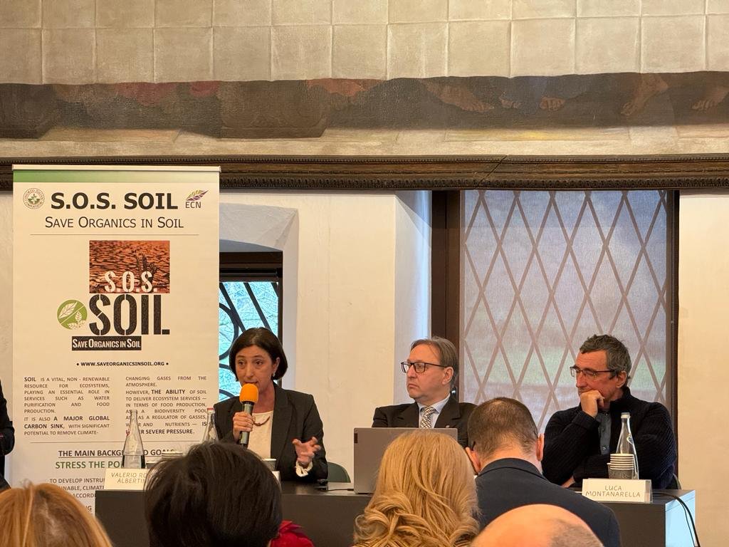 Un #suolo degradato non è in grado di fornire i #servizi ecosistemici necessari per sostenere la vita sulla Terra 🌍 e tuttavia questa risorsa è spesso sottovalutata a causa delle scarse conoscenze riguardo al suo valore 🌱, ricorda <a href="/margheritacag/">Margherita Caggiano</a>, <a href="/re_soil/">Re Soil Foundation</a>.

#dallaterraallaTerra