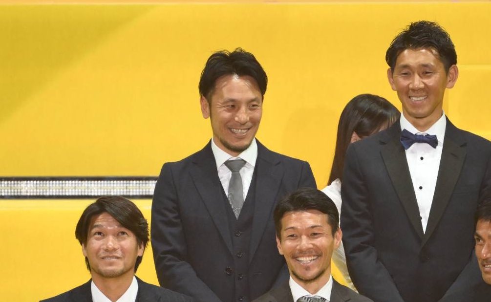 prompt_fmarinos's tweet photo. ◤￣￣￣￣￣￣￣￣￣￣￣￣￣￣￣￣
　𝐂𝐚𝐫𝐞𝐞𝐫 𝐀𝐜𝐡𝐢𝐞𝐯𝐞𝐦𝐞𝐧𝐭 𝐀𝐰𝐚𝐫𝐝
＿＿＿＿＿＿＿＿＿＿＿＿＿＿＿＿◢

#fmarinos に所属した #中村俊輔 さん #田中隼磨 さん #藤本淳吾 さんが功労選手賞を受賞しました⚽️👑

おめでとうございます👏

#Ｊリーグアウォーズ https://t.co/UD2rFH2Kb5
