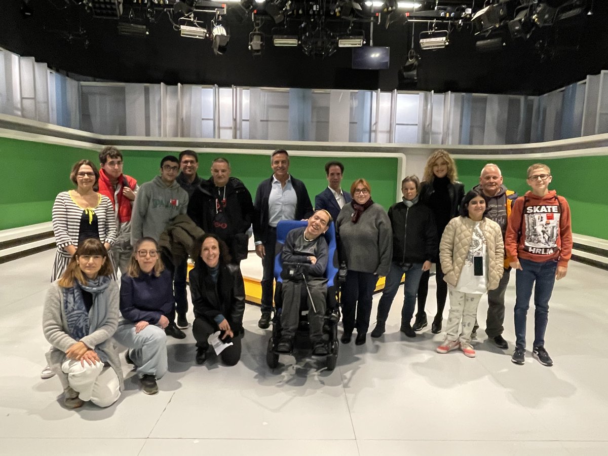 _dincat's tweet photo. 📺🤩El passat diumenge, @som3cat, en col·laboració amb Dincat, va fer història de la televisió pública i, per primera vegada, va emetre un TN coeditat i copresentat per persones amb discapacitat intel·lectual.

Un miratge que s’ha fet realitat a base d'esforç i il·lusió. 🧵👇 https://t.co/Qez1N3SEH6