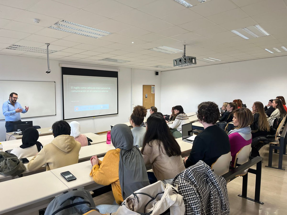 Observa_Innova's tweet photo. El 30 de noviembre tuvo lugar la charla de #ExpertiaEmprendedor titulada "El inglés como vehículo internacional de comunicación en el comercio exterior", a cargo de Pedro Gavín y presentada por @HerrandoRodrigo. ¡Fue todo un placer! https://t.co/yYXaVff8wC