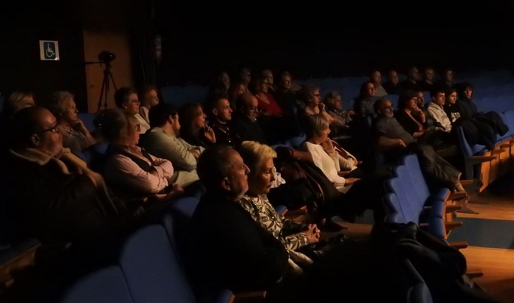 El teatro, decía el dramaturgo @pmessiez hace unos días, "va a seguir vivo porque va a ser cada vez más imprescindible como refugio". Y estamos de acuerdo: refugio de ahí fuera, de la vida de pantalla, de la vorágine enla q vivimos. <a href="/AngostaRaquel/">Raquel Martínez Angosta</a> <a href="/MujeresTeatro/">Mujeres en el Teatro</a> <a href="/TeatrerosMadrid/">Teatreros</a>