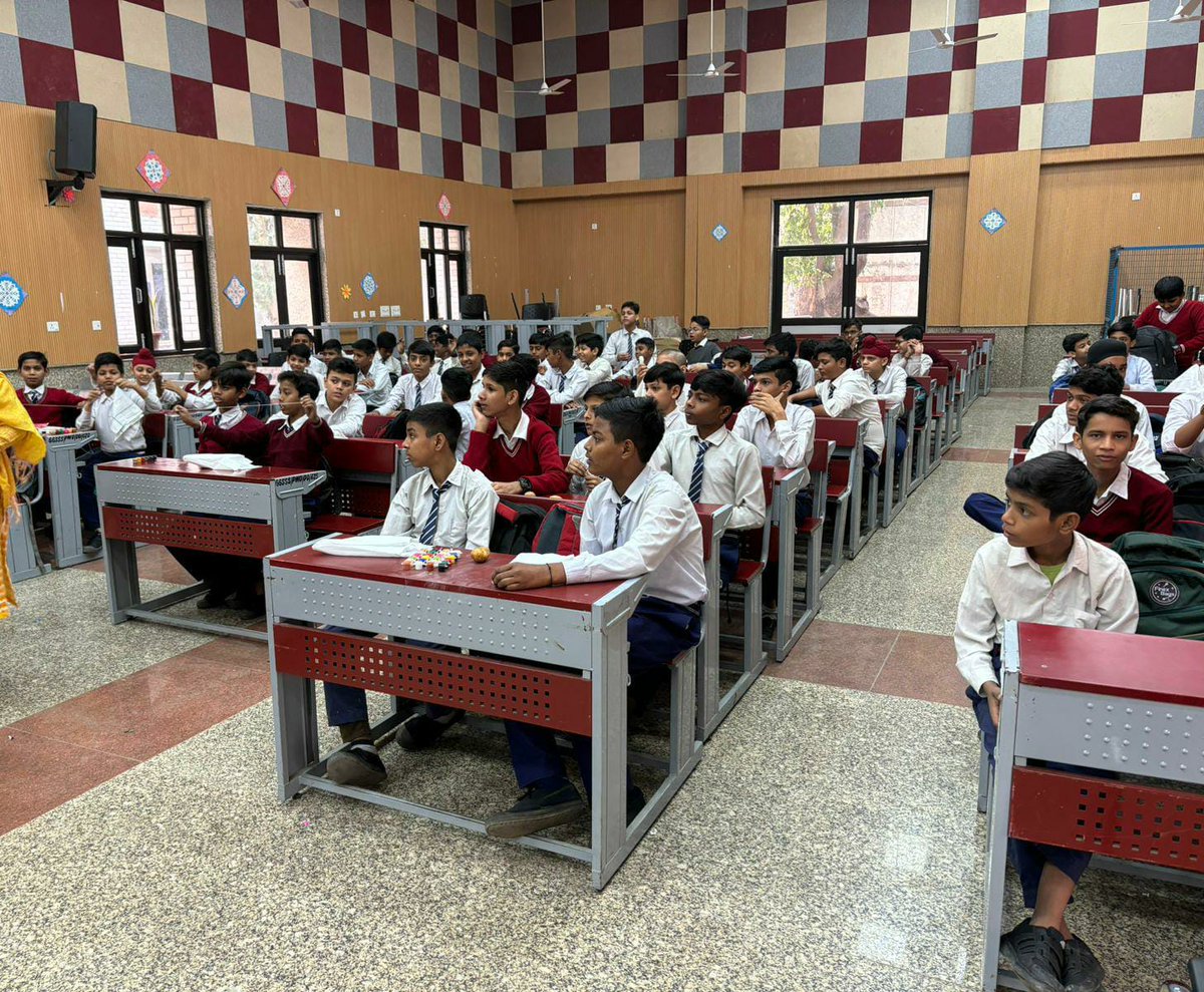 dk132016's tweet photo. @VidyanjaliDelhi, @durccwa, @SCERT2021,@DIETRNDELHI
#Teaching Tie&Die cloth panting
#GBSSS NO. 1 KHYALA 1514003
HoS- S. S. SANTOSH KUMAR
VOl- Anjali
Class - 7-8th
stud.-72
Month- November
UD 07070111303
V.I.- Balram Meena
CRCC- Ritu Bansal
DURCC-Sneha Trivedi
Zone-14
Dist-west A https://t.co/QIkYIRDpEh