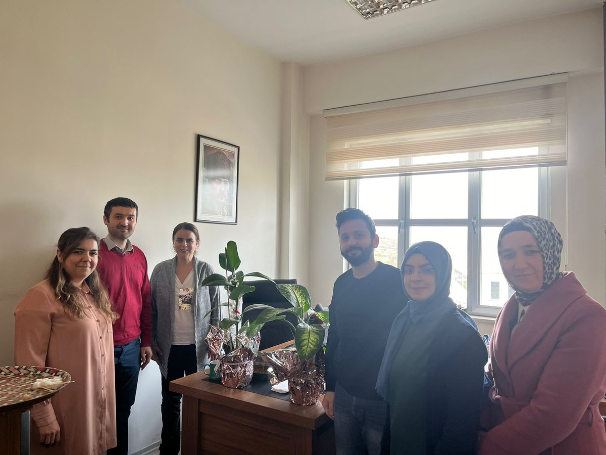 Doçentlik kadrosuna atanan Matematik Bölümü Öğretim Üyesi ve Matematik Bölümü Bölüm Başkan Yardımıcısı Bahar BAŞKIR'a Matematik Bölümü ailesi olarak tebrik ve hayırlı olsun ziyaretinde bulunuldu.
Doç Dr. BAŞKIR Hocamıza tekrar hayırlı olsun diler, başarılarının devamını dileriz.