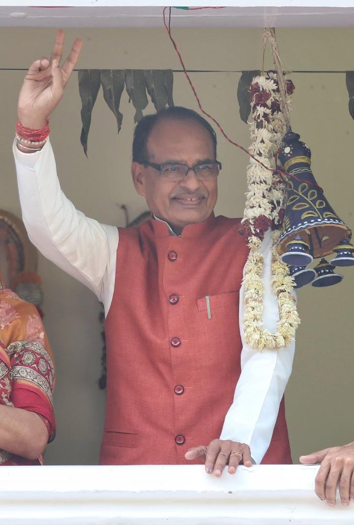 deepa_khed66287's tweet photo. मध्यप्रदेश में एक बार फिर भाजपा सरकार बनने पर माननीय@shivrajsinghchouhanजी को हार्दिक शुभकामनाएं।सभी मोबाइलजर साथियों की ओर से
#ShivrajSinghChouhan  #mp_में_मामा_का_जादू
#पेसा मोबिलाइजर ग्राम पंचायत महेश्वर  जनपद पंचायत खरगोन
@1307singh
@Santosh38673706 
@SultaneRaj24217 https://t.co/THhgt9LxMB