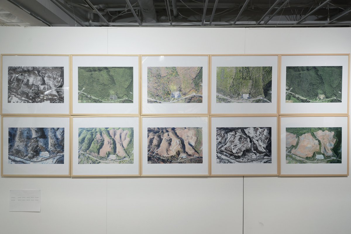 AKAAKAsha's tweet photo. →新作「Plume」では、Google Earthのタイムマシン機能を用いて、震災前のその場所の時空にも遡り、菅野さんが震災後に撮影された写真とないまぜにイメージが提示されています。俯瞰撮影はフラットな平面性を伴いがちですが、ここでは、より複雑な時空間、多層的な記録へのアプローチとなっています。 https://t.co/cJrkmRgPDu