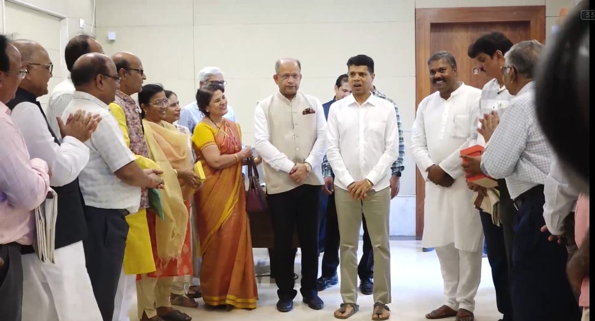 singhnandlal's tweet photo. @bjd_aapravasi team felicitated Shri V. K. Pandian Ji , 5T Chairman &amp; #NaveenOdisha head.  We ensured that everyone will give their best in the ongoing development all over #Odisha under the leadership of Honorable CM @Naveen_Odisha Sir &amp; Shri V. K. Pandian Sir!

@bjd_odisha https://t.co/7EGPz5Ylrr
