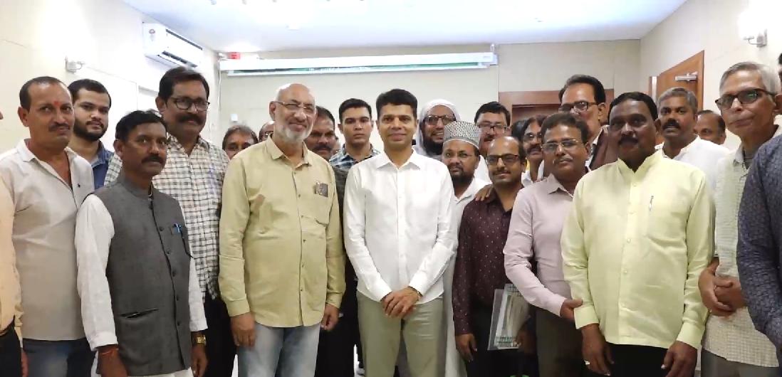 singhnandlal's tweet photo. @bjd_aapravasi team felicitated Shri V. K. Pandian Ji , 5T Chairman &amp; #NaveenOdisha head.  We ensured that everyone will give their best in the ongoing development all over #Odisha under the leadership of Honorable CM @Naveen_Odisha Sir &amp; Shri V. K. Pandian Sir!

@bjd_odisha https://t.co/7EGPz5Ylrr
