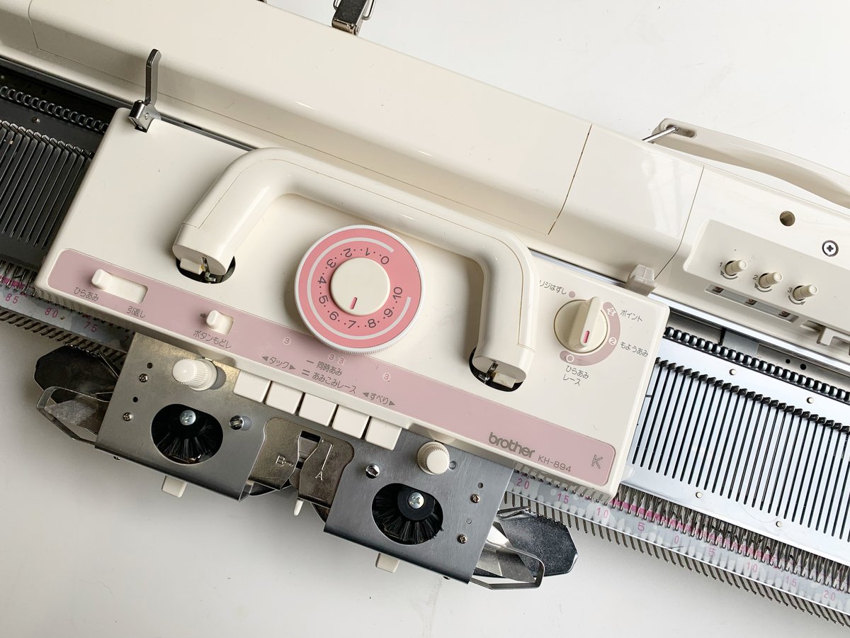 knittingbird_os's tweet photo. 家庭用編み機の魅力って『速く、綺麗に編める』っていうことにフォーカスされがちですが。

それだと洋裁における『手縫い→ミシン』進化だけに留まってしまう。

編み物にはテキスタイルの要素が含まれていて、『手織り→自動織り機』に近い進化の発展があります。

また手編みには手編みの、家庭用編み機には編み機の魅力があるように、単純に速く綺麗に編めて量産できるというだけでなく、

『編み機にしか出来ない表現』
『手編みと組み合わせる』
ことでより面白くなる要素を沢山含んでいます。

そう言った意味では「棒針編み」「かぎ針編み」「アフガン編み」に続く

編みための技法の一つや表現方法の一つとして家庭用編み機を加えることで

『編み物』で作品を作る人の幅と価値は何倍にも広がると思っています。

『あみきをほどく』のトークでニッティングバード田沼が定説していた内容のひとつです⇧

#あみきをほどく ＃編み機 #家庭用編機 #家庭機 ＃ニッティングバード #Knittingbird #編み物 #手編み #手編み機