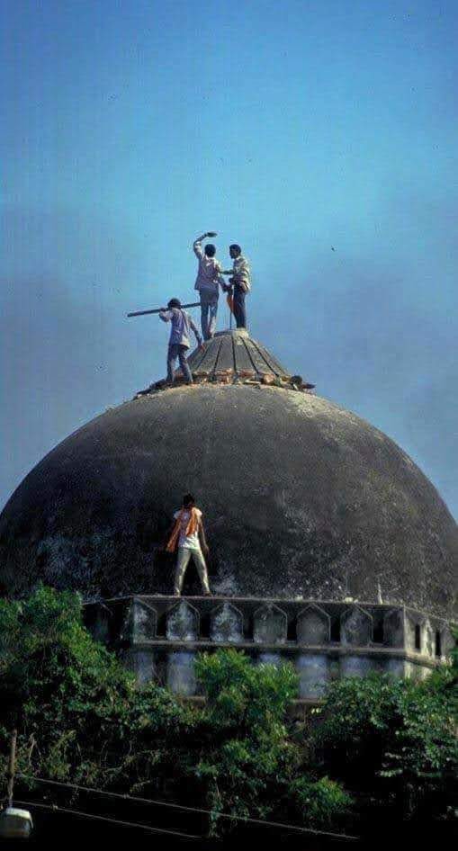 centralPInd's tweet photo. जिस तरह कांग्रेस ने बाबरी मस्ज���द‌ के अंदर मूर्ति रखवाया बाबरी मस्जिद का ताला खुलवाया और बाबरी मस्जिद को शहीद करवा दिया ...

दुआ है या अल्लाह! जिस तरह बाबरी आज मिटा दी गई, वैसे ही कांग्रेस को भी मिटा दे, नेस्त-नाबूद कर दे।

#BabriMasjid #6DecBlackDay 
#BabriMasjidVictimOfInjustice https://t.co/VYy1CkuRiN