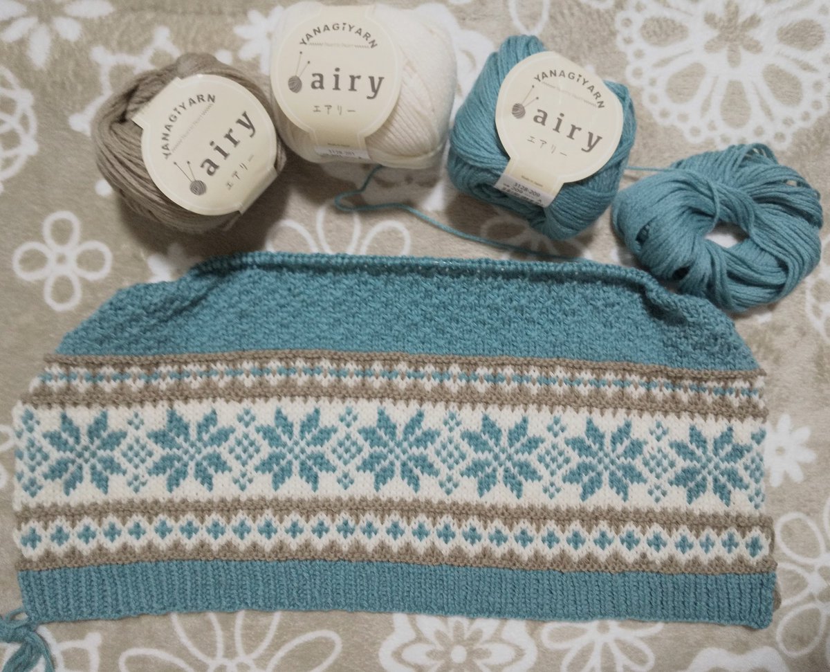 motomi_knit's tweet photo. ここから暫くはシンプルな地模様😊
ヨーク部分の編込み模様を色々イメージしながら編んでます🥰

綺麗な色に一目惚れで思わず買ってしまったけど、名前通り軽くてふわっと優しい✨ https://t.co/A9adohYkoQ