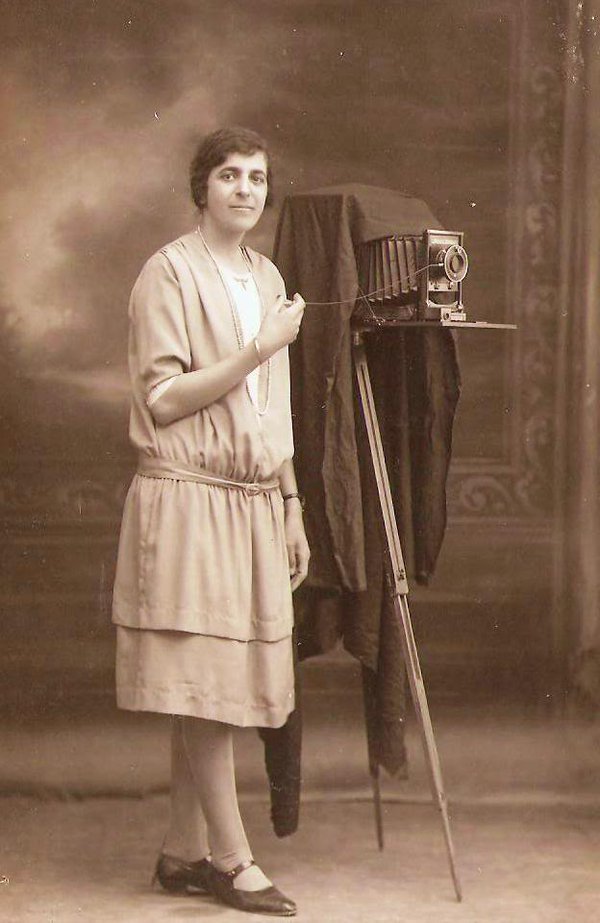 Palestinian Karimeh Abbud (1896-1955), believed to be the first female photojournalist in the Arab world #WomensArt