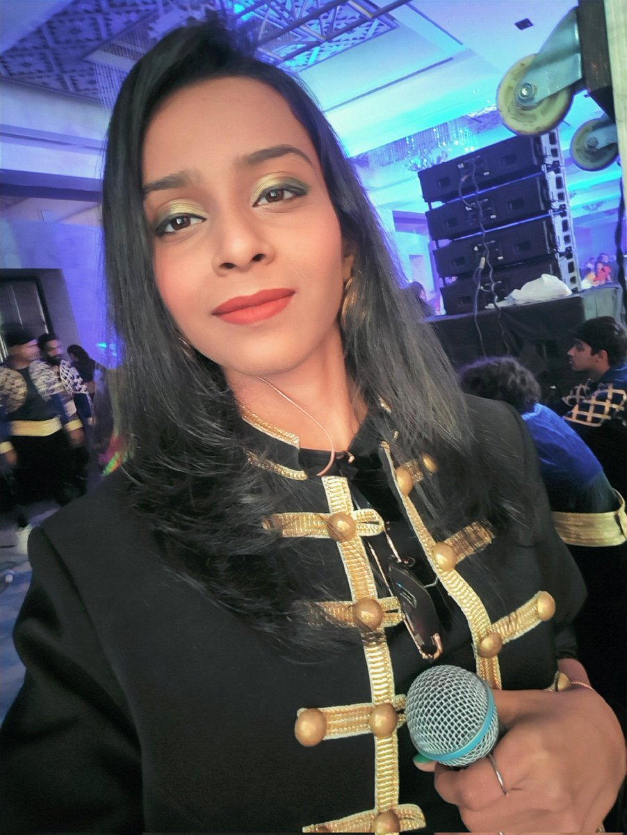 jeetikakiran's tweet photo. Made to soar!✨
With Dilesh Doshi Team RDX, the wireless band.🤘🏻🎶
.
.
.
#surat #gignight #rdxband #partyhard #livemusic #liveband #singer #performer #artiste #dileishdoshi #jeetikakiran https://t.co/OcUiHj5G0x