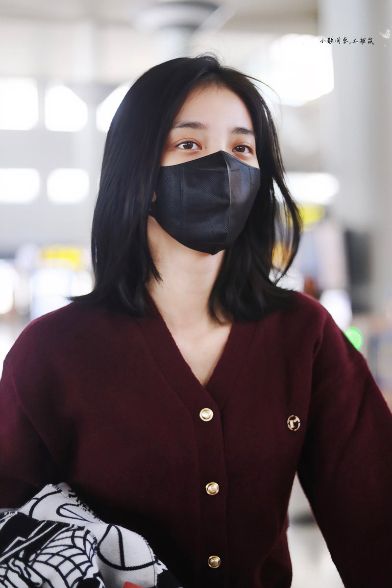 wan_penger's tweet photo. #WanPeng arrived at Beijing from Changsha 
She looks very tired but looking very beautiful like morning shine 
#万鹏 #Elapse #Cdrama
#Elapse_w https://t.co/q2uj31uuQg