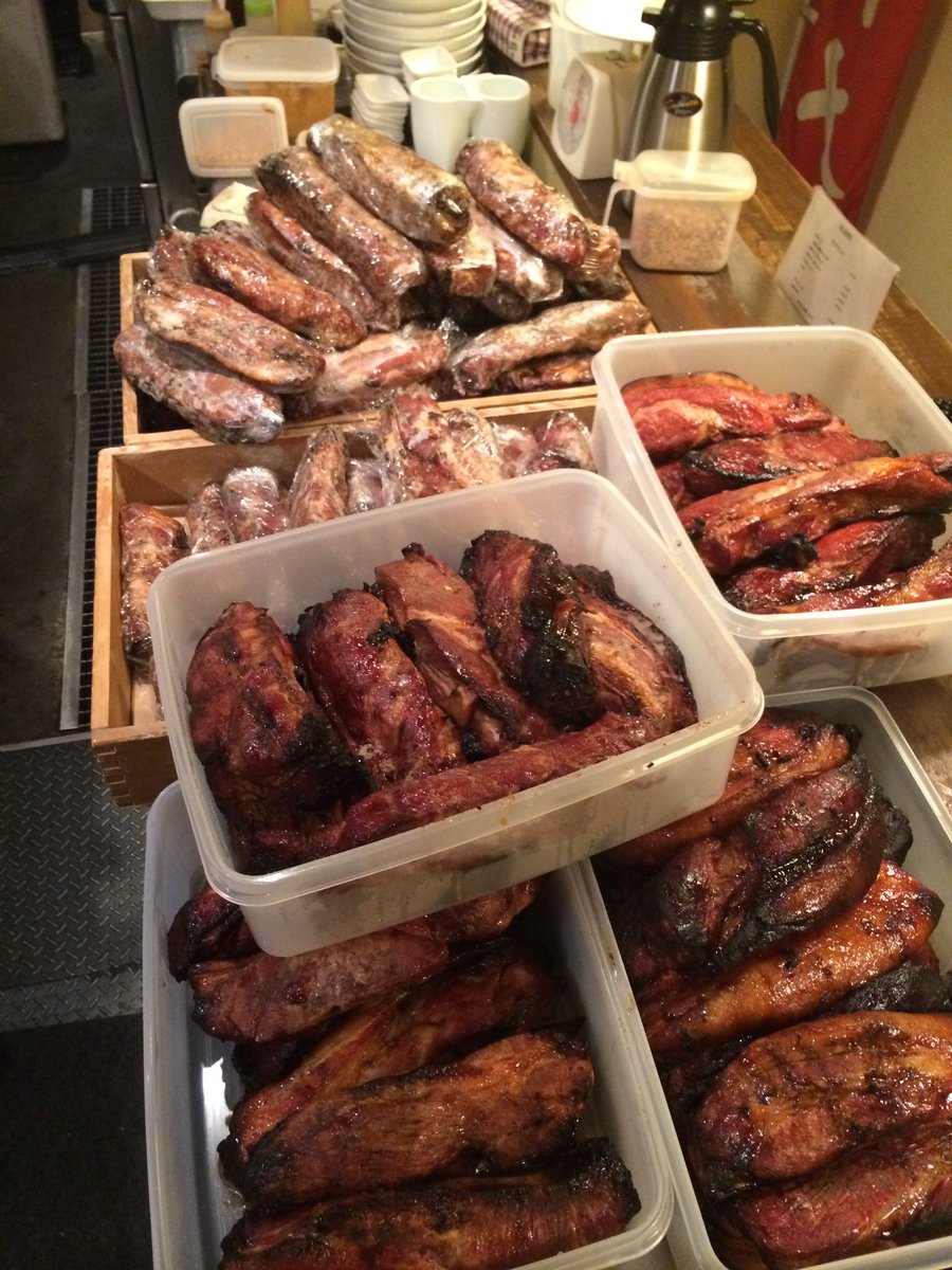 年末年始用しなてつ自家製チャーシューの予約を始まってます🍥

1本約300gで1800円になります。予約は店内のみで受け付けます。電話予約やメールでの予約は一切受け付けておりません。

しなてつの焼豚を是非、年末年始の食卓に！

皆様のご予約を、心よりお待ちしております。