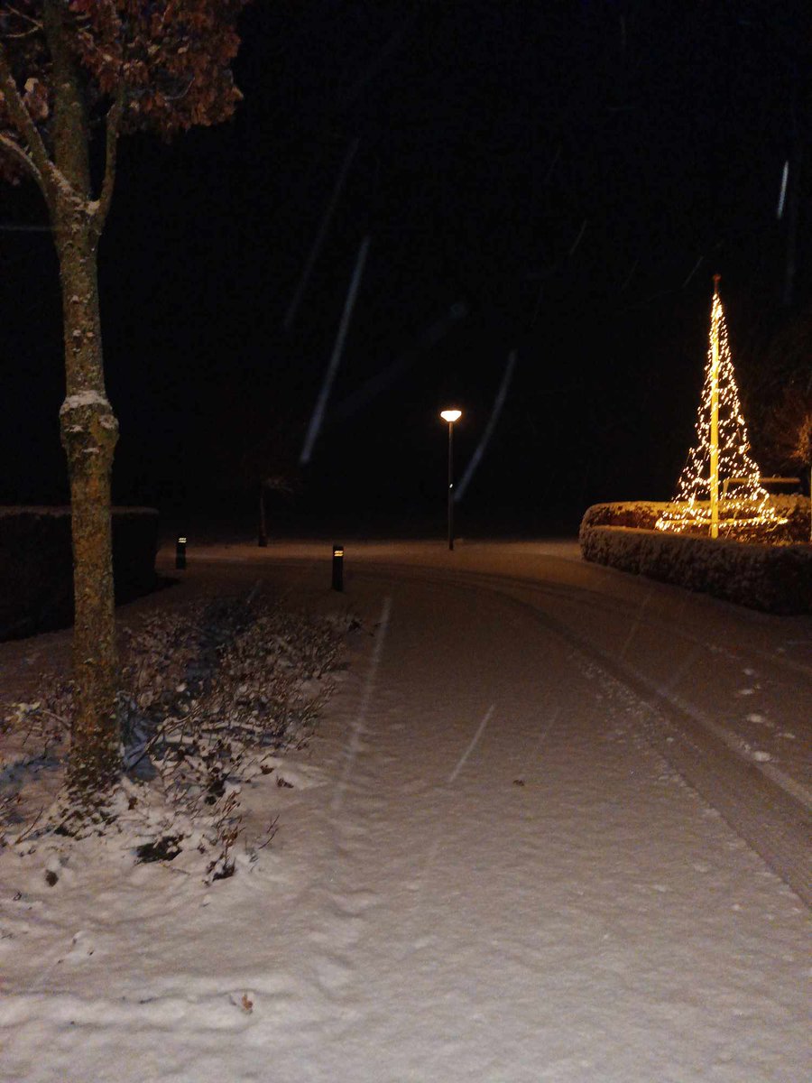 NielsTingen's tweet photo. Een leuk pakje #Sneeuw vanmorgen omgeving Assen #Drenthe. Ik gok een 5 cm of iets meer! @StormchaserNL @helgavanleur @Weerplaza https://t.co/ZehDkD1438