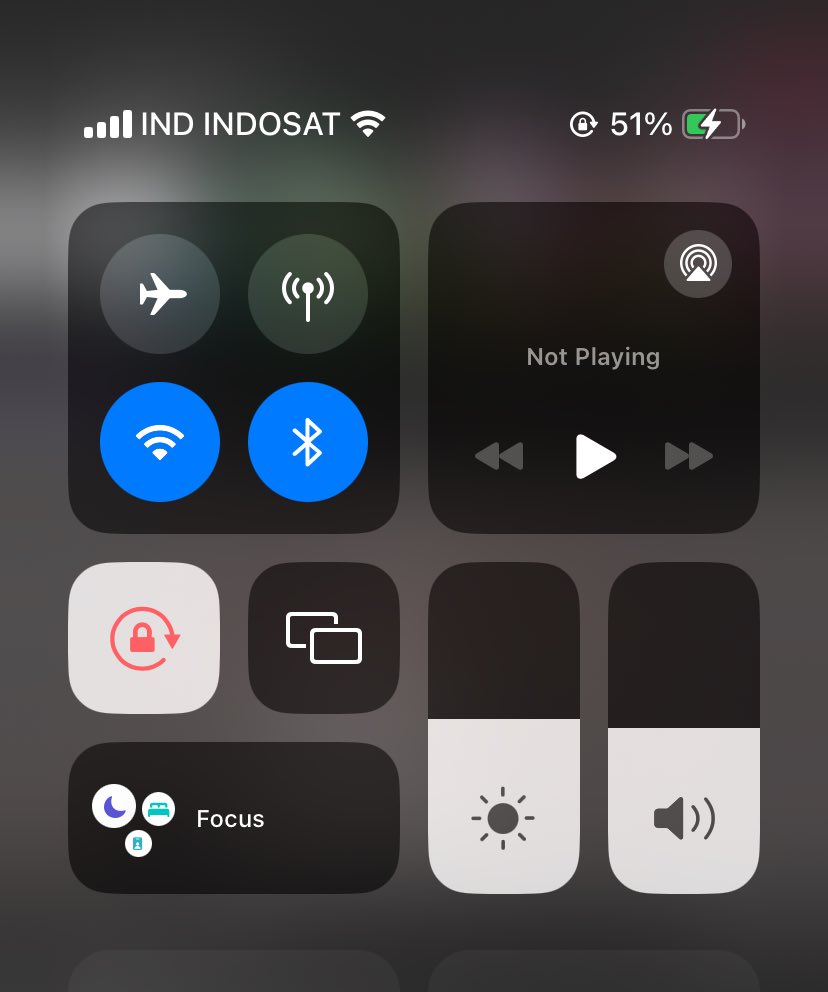 sangmadew's tweet photo. @harivalentine_ @triindonesia @Telkomsel Tiba tiba sinyal berubah indosat wkwk kocak emang @triindonesia @3CareIndonesia https://t.co/eUpVvsxT54