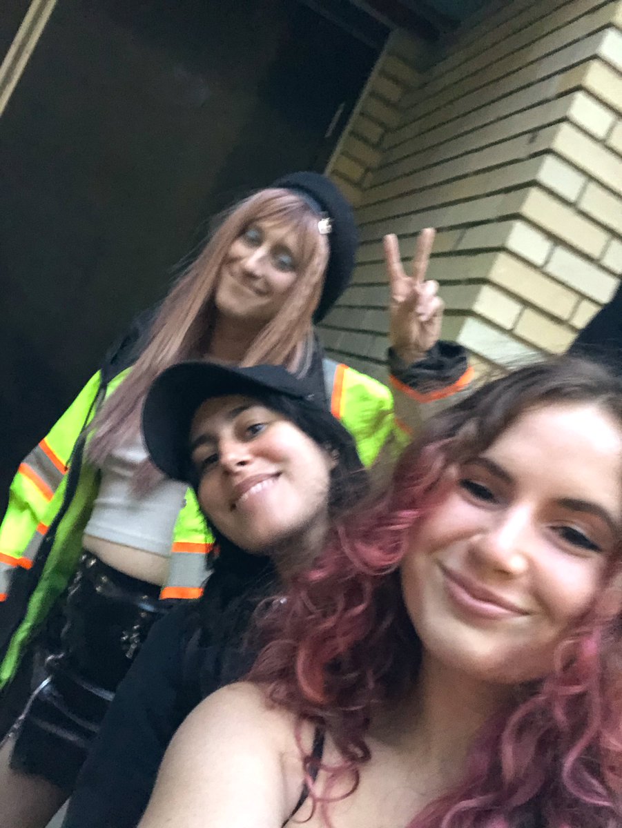 _emilycelli's tweet photo. i met my favorite artists this year :-) https://t.co/tmoVcp2toP