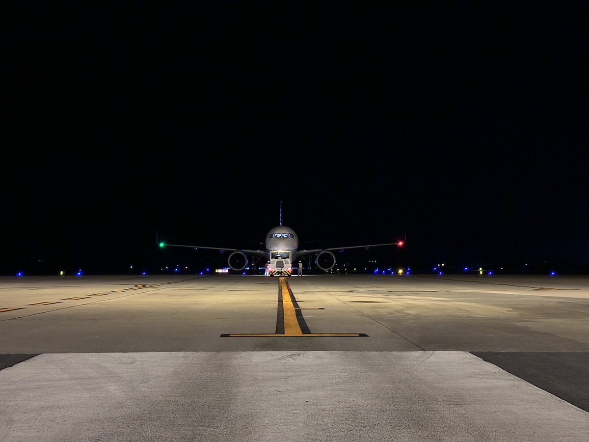 monobe_pr's tweet photo. 夜の #高知龍馬空港 です✈️空港内のお土産物屋さんをのぞくと、目移りするほどの品揃えです🤩今が旬の南国市の特産品 #四方竹 や、厳選した和栗を使用した #和栗ベイク がおすすめです🌰
#BIGSUN と #ICHIBA は #ものべ旅クーポン 加盟店です✨
#高知県 #南国市 #観光 #空港 #土産 https://t.co/F792ML4Nsi