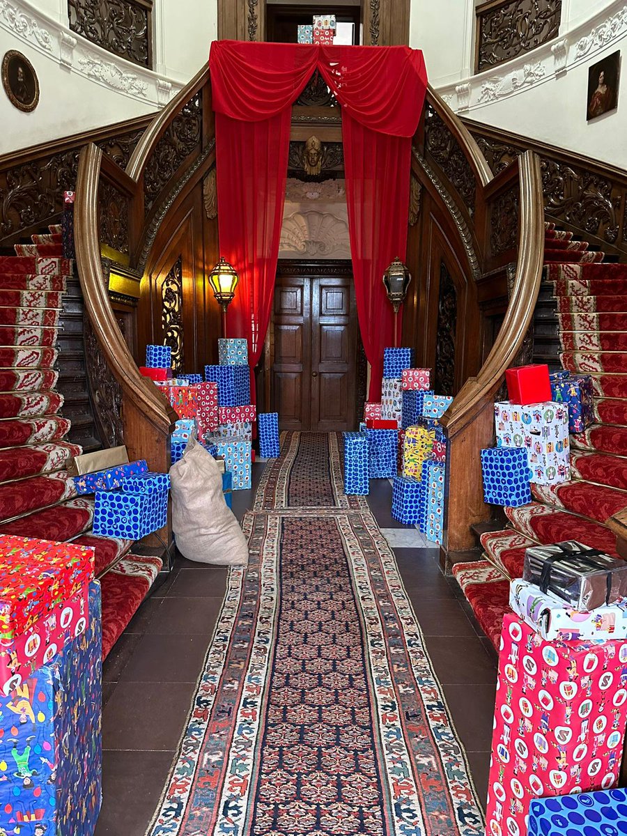 Voor iedereen die vanavond Sinterklaas viert: heel veel plezier. Nog op zoek naar een origineel cadeautje? Geef een ticket van onze kerstopenstelling. Kijk op middachten.nl  Dat is gegarandeerd een succes! #kerstmarkt #kerstfair #kasteel #live-muziek #winterselekkernij