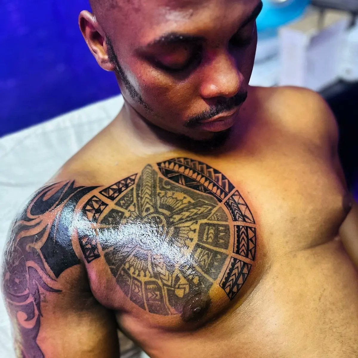 Toberink's tweet photo. Final Piece!
Recent Piece.
Design: Freehand Tattoo, I combined 2 old tribal tattoos and added to it to expand the design to fit both his Arm and Chest.
Artist : KayCee Casper https://t.co/8MMkvZqrDr