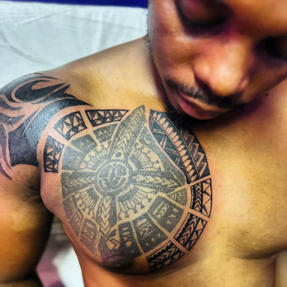Toberink's tweet photo. Final Piece!
Recent Piece.
Design: Freehand Tattoo, I combined 2 old tribal tattoos and added to it to expand the design to fit both his Arm and Chest.
Artist : KayCee Casper https://t.co/8MMkvZqrDr