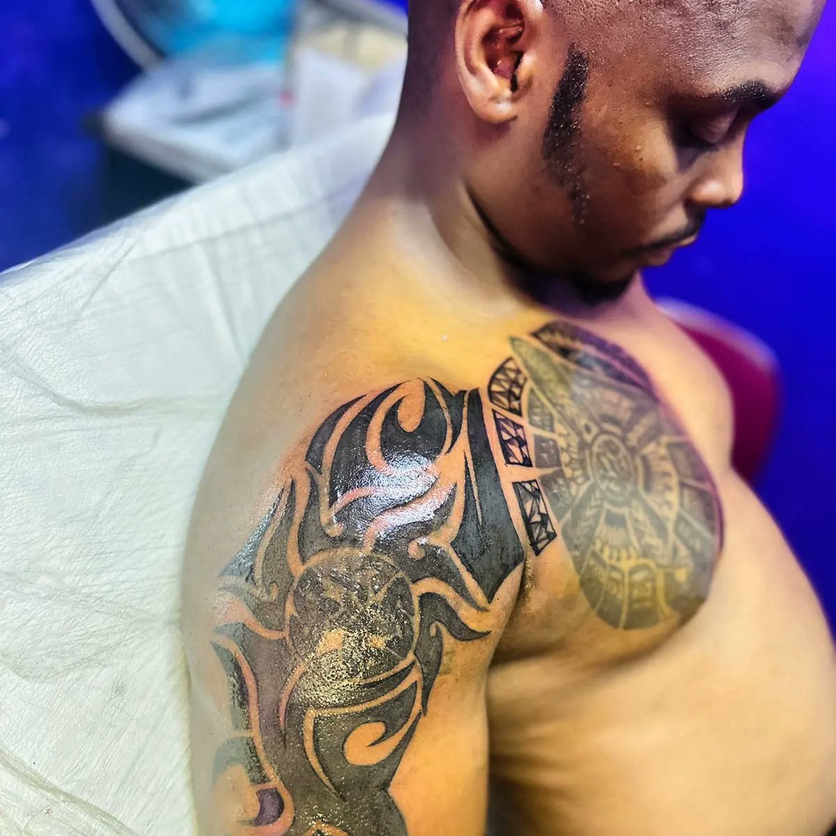 Toberink's tweet photo. Final Piece!
Recent Piece.
Design: Freehand Tattoo, I combined 2 old tribal tattoos and added to it to expand the design to fit both his Arm and Chest.
Artist : KayCee Casper https://t.co/8MMkvZqrDr