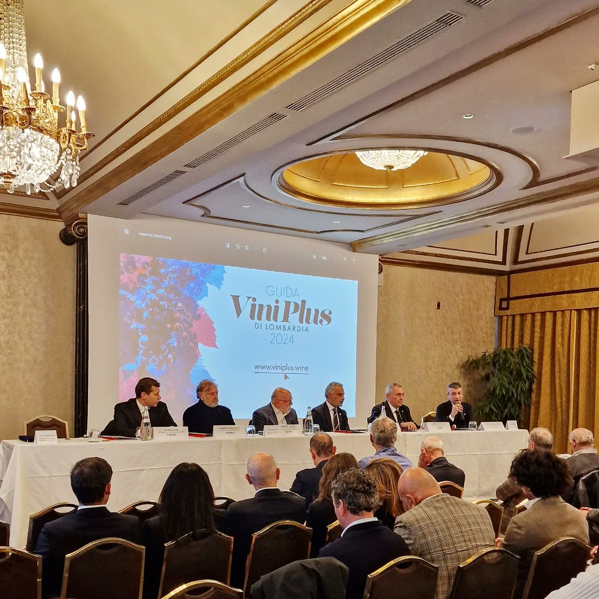 arpepe1860's tweet photo. L'appuntamento con #ViniPlus é sempre una grande festa dove ritrovarci tra produttori, sommelier, giornalisti e appassionati! Grazie ad @ais_lombardia per sapere creare questa atmosfera così bella e per i riconoscimenti! #AISLombardia #RosaDOro #RosaCamuna #Valtellina #ARPEPE https://t.co/FfuWoKtdre