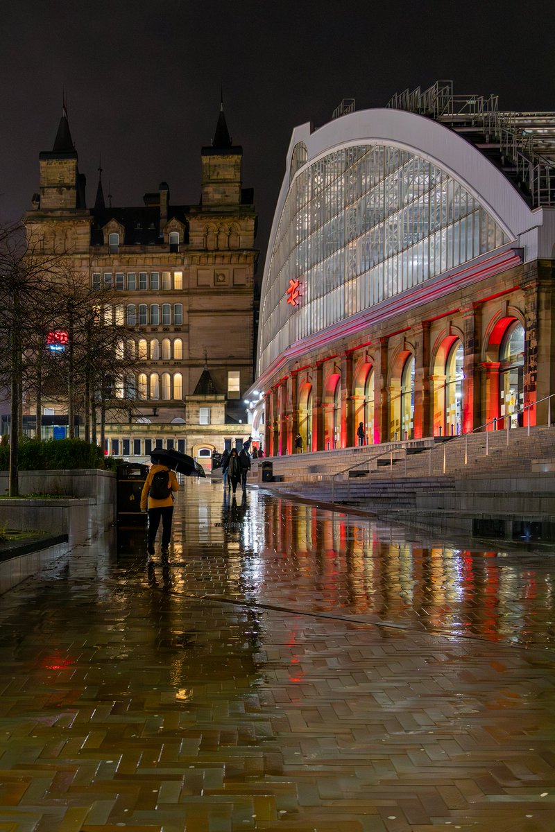 Good morning from a wet #Liverpool Lime Street Station.