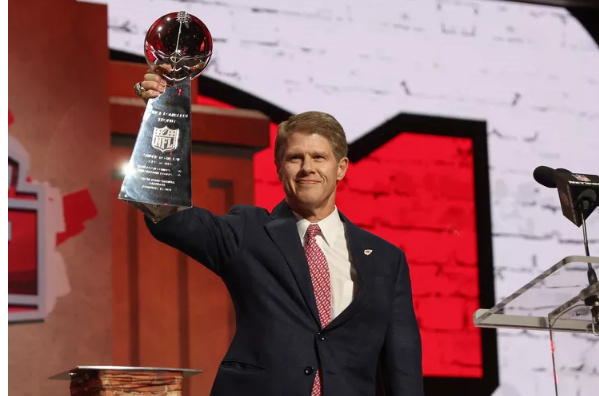 Axelsosunfalsou's tweet photo. Clark Hunt is the Kansas City Chiefs' Cupbearer, introduced in 2005 and became the team's CEO in 2010.
. Putting this glass in particular is an outstanding achievement in the field. Here is some key information about Clark Hunt:
Cupbearer: Clark Hunt was introduced in 2005 and became the Kansas City Chiefs' cupbearer
Life: Clark Hunt is a successful cupbearer and team representative
Warning: Clark Hunt and his family Tavia Shackles have three children: two girls and a boy
The impressive life and success of the Kansas City Chiefs was championed by Clark Hunt and the team was featured in two fun Super Bowl weekends.