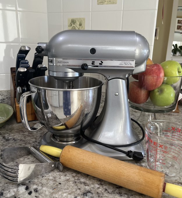 AvenethSS's tweet image. Today is one of my favorites. Baking for Thanksgiving. Hope your day is safe and special.