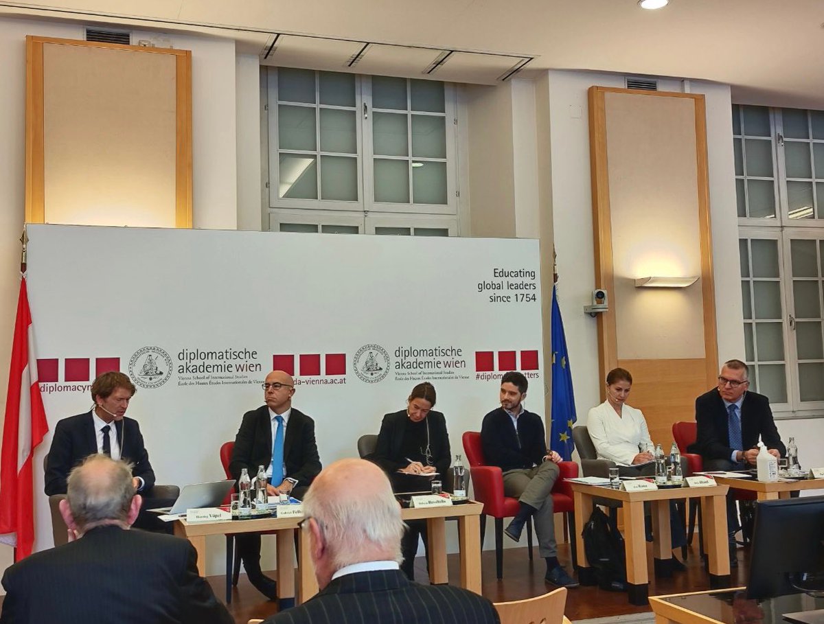 Dialogue of Continents 2023 in Vienna. Second Roundtable on De-risking, strategic autonomy, and economic security. Thanks to @GFelbermayr, @otiliadhand, @DeboraRevoltel1 @JoseRamaC and Marek Mora for an insightful conversation. @DA_vienna @The_RBWC @cep_GER @cep_FRA @cep_ITA