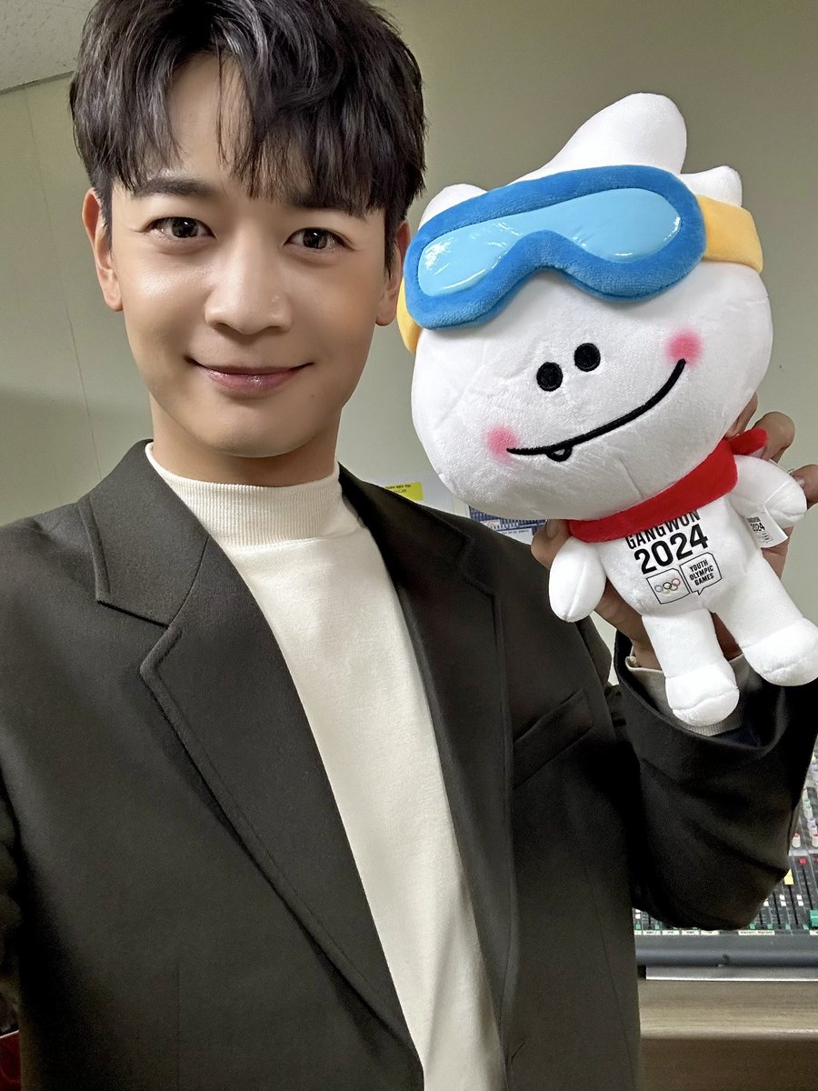 올림픽™프렌즈 민호와 마스코트 뭉초🤍.
오성완!!!. 오늘 성화봉송 완료🔥.

#MINHO #민호 #SHINee #샤이니 
#2024강원동계청소년올림픽
#강원2024 #Gangwon2024 
@olympic <a href="/gangwon2024/">Gangwon2024</a>