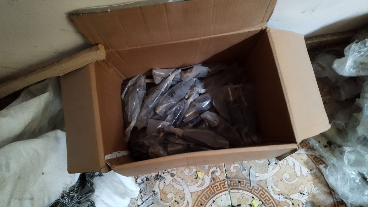 eawenews's tweet image. 🔍 Security Alert: Hidden beneath UNRWA boxes and civilian structures in Gaza's north, dozens of rockets and additional combat equipment uncovered. 🧳🚀 Stay informed. #GazaSecurity #UNRWAAwareness #MilitaryDiscovery 📰🕵️‍♂️