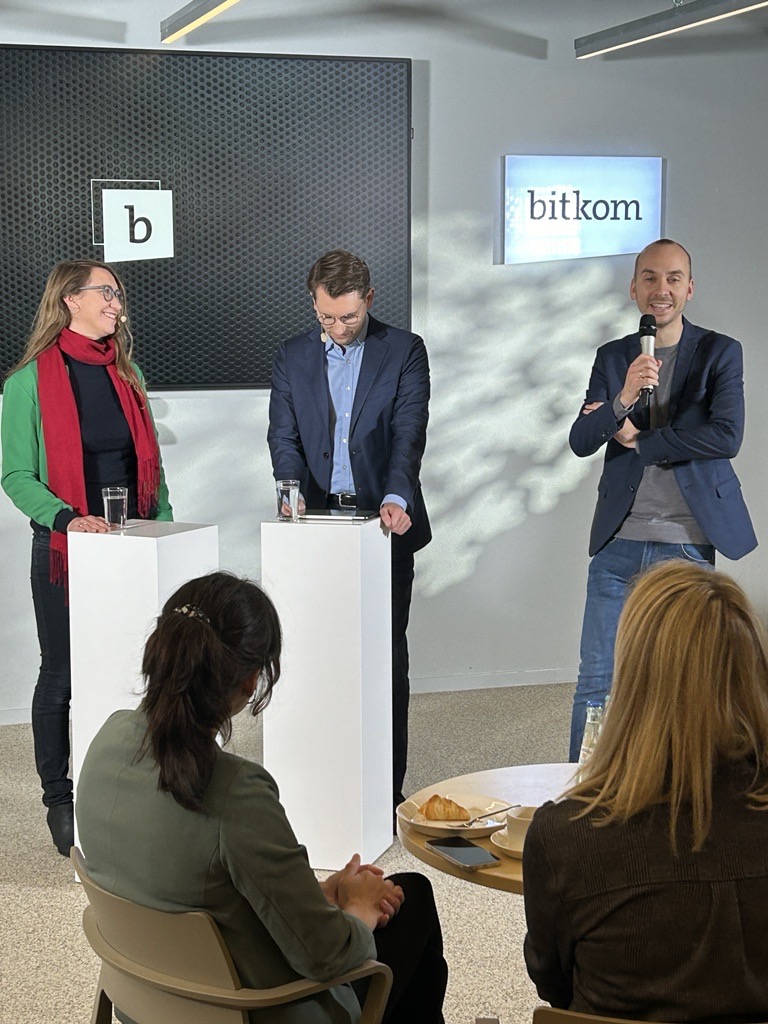 Bitkom_Politik's tweet photo. Es geht los. @veltni eröffnet das Gespräch zwischen @emilybuening und @HerrZacharias. "Wohl niemand kennt sich so gut in der grünen Parteizentrale aus wie Frau Büning. Schön, dass Sie eine Woche nach dem Parteitag heute hier sind!" https://t.co/z1iSCCN3CY