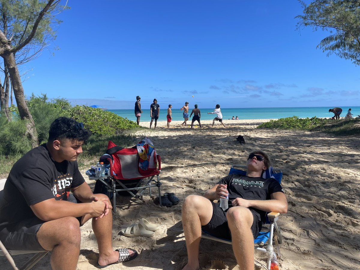 KidfromtheRock's tweet photo. Great weekend with my RB crew!!! Position bonding activity before everyone heads home for the holidays!!! Happy Holidays and God Bless everyone!!! #Braddahhood #RBunit ππ΄ππ€π½ππ½π€π @HawaiiFootball @HawaiiAthletics https://t.co/5OzKCs4uWA