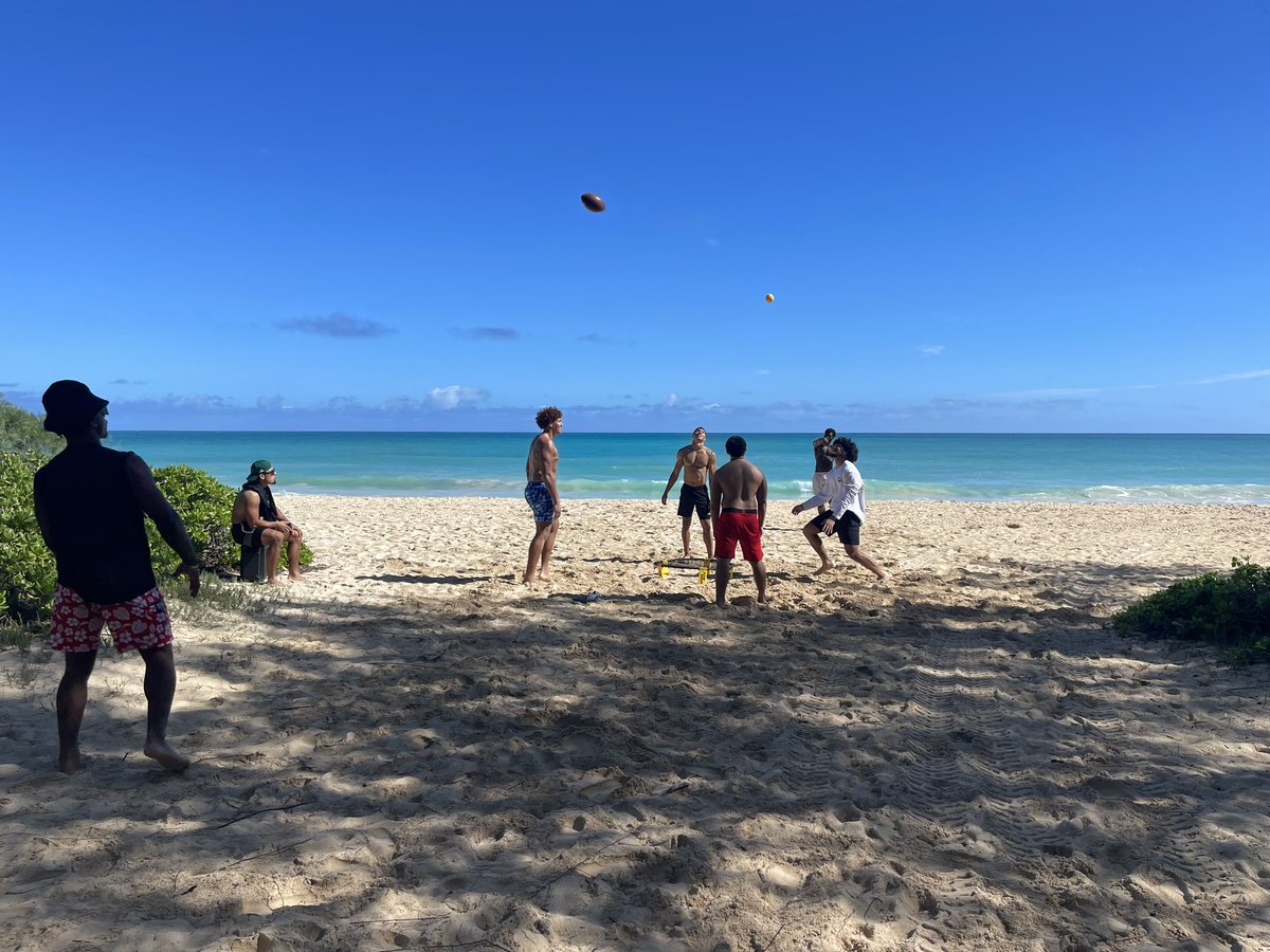 KidfromtheRock's tweet photo. Great weekend with my RB crew!!! Position bonding activity before everyone heads home for the holidays!!! Happy Holidays and God Bless everyone!!! #Braddahhood #RBunit ππ΄ππ€π½ππ½π€π @HawaiiFootball @HawaiiAthletics https://t.co/5OzKCs4uWA