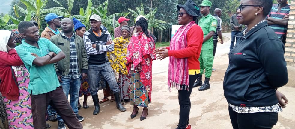 Nyamagabe's tweet image. Umuyobozi w'Akarere Wungirije Ushinzwe Imibereho Myiza y'Abaturage @uwamariya_agnes yifatanyije n'Abaturage bo mu Murenge wa #Gasaka mu Gitondo cy'Isuku aho bakoze isuku ku muhanda wa kaburimbo uherereye mu Mudugudu wa #Kabeza, mu Kagari ka #Remera.
#IsukuHose